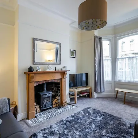 3 Claremont Terrace Apartment *